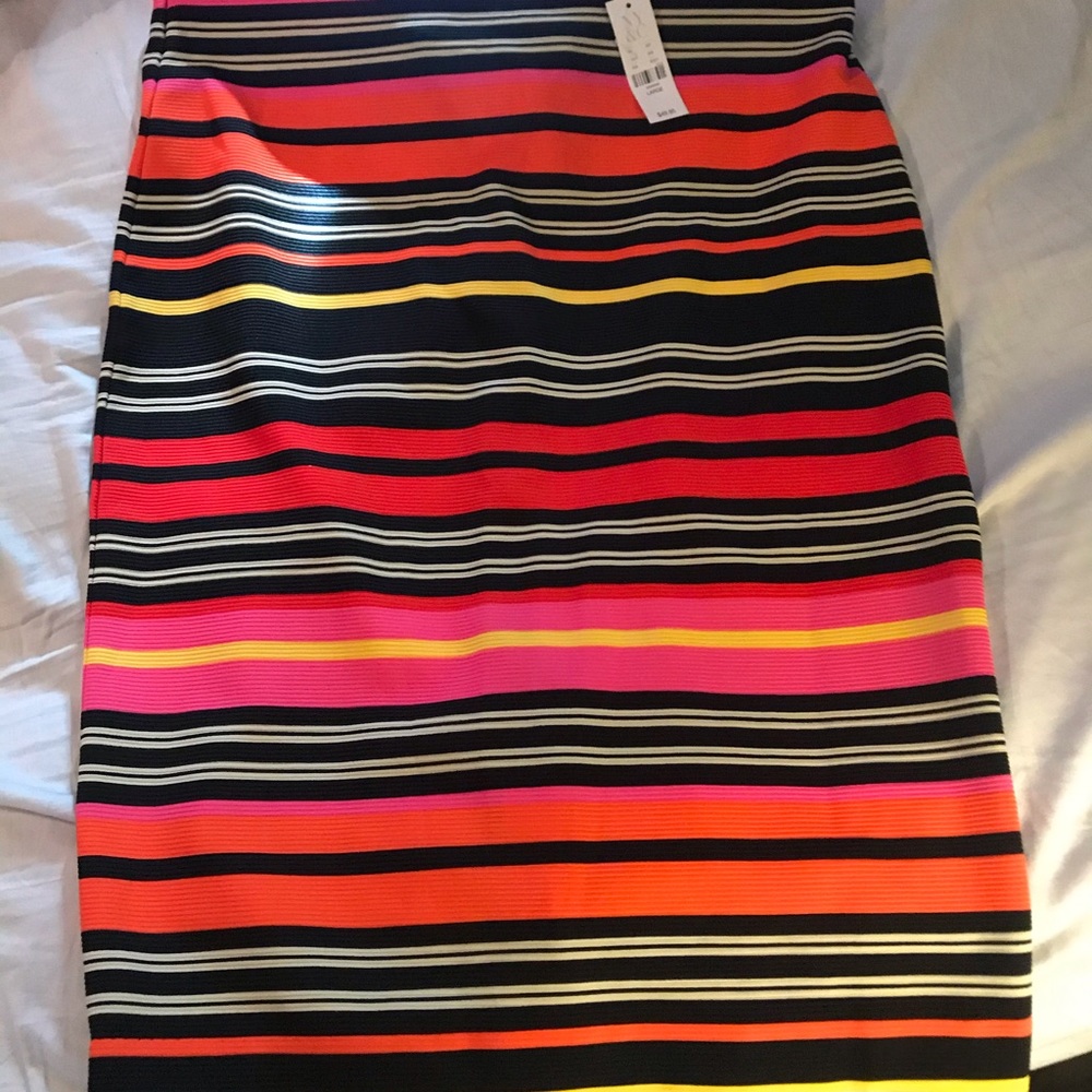 Elastic knee skirt